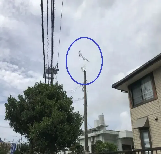 既存住宅の電柱上部での高所作業車を使用したアンテナ工事の写真 既存住宅の電柱上部での高所作業車を使用したアンテナ工事