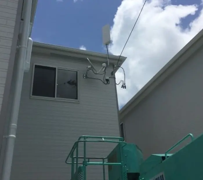 新築住宅の高所作業車でのアンテナ工事の写真 新築住宅の高所作業車でのアンテナ工事