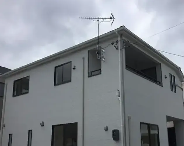 地デジ平面式+BS/CSアンテナベランダ設置工事の写真 地デジ平面式+BS/CSアンテナベランダ設置工事